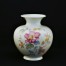 Pulchny porcelanowy wazon dekorowany motywem kwiatów
