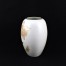 Sporej wielkości wazon wykonany został ze szlachetnej porcelany w białym kolorze
