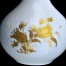 Połączenie porcelanowej bieli, wypukłości Romanze i dekoracji w różnych odcieniach złota Quatre Couleurs