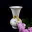 Piękny porcelanowy wazon z żółtą forsycją