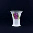Uroczy wazon ze śnieżnobiałej porcelany ozdobiony został kompozycją różaną