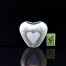 Oryginalny wazon w kształcie serca wykonany ze śnieżnobiałej porcelany zdobionej serduszkiem