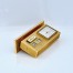 Zegarek położony - ładna powierzchnia perforowanego mosiądzu w złotym kolorze