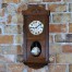 Prawdziwy skarb: duży zegar w drewnianej skrzyni