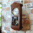 Klasyczny zegar na ścianę w okazałej drewnianej obudowie