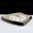 Finezyjna forma wiszącego zegara z połowy XX wieku