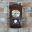 Zegar w drewnianej obudowie w kolorze ciemno-brązwego dębu