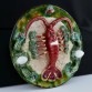 Ceramiczny talerz wiszący z homarem – majolika w stylu Palissy 