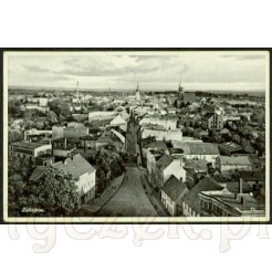 Widok na miasto Sulechów, jego zabudowę, wieżę kościelną oraz budynek ratusza na dawnej widokówce