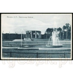Awers widokówki z Allenstein, na pierwszym planie fontanna oraz pomnik plebiscytowy