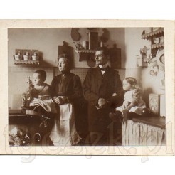Mama z synkiem oraz ojciec z córeczką w bardzo stylowej kuchni na dawnej fotografii