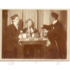 Trzej studenci podczas gry w karty na dawnej fotografii