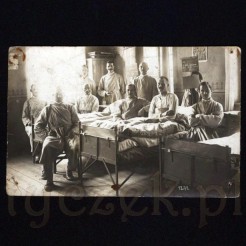Pacjenci szpitala polowego na dawnej fotografii 