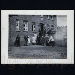 Rodzinna fotografia na tle okazałego gmachu starej kamienicy