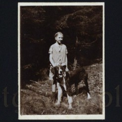 Dziewczynka na spacerze z pieskiem na dawnym zdjęciu