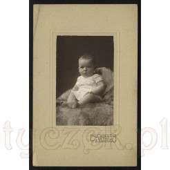 Grzeczna mała dziewczyneczka ujęta na czarno białym zdjęciu
