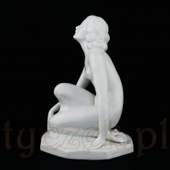 Pełna klasycznego piękna porcelanowa figura z I połowy XX wieku.