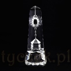 Kryształowy obelisk z motywem monstrancji na czarnym tle