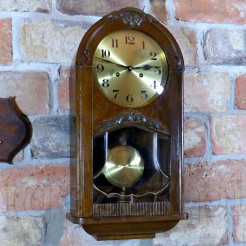 Dostojny zegar zabytkowy do zawieszenia na ścianie w mieszkaniu