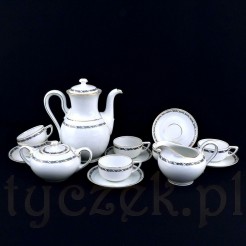 Elegancki serwis kawowy wykonany został ze szkliwionej porcelany w białym kolorze