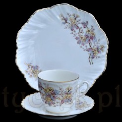 Cenna porcelanowa filiżanka z talerzykami w stylu barokowym
