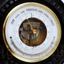 Fazowana szybka skrywa piękny barometr i rzadki, półokrągły termometr