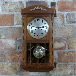 Elegancki zegar zabytkowy mający niemal 100 lat