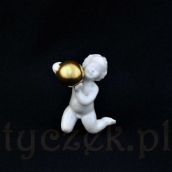 Porcelanowa figurka bawiącego się małego dziecka