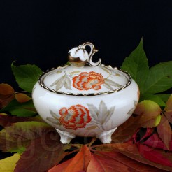 Wyjątkowa bomboniera wykonana została z żarskiej porcelany w odcieniu kości słoniowej