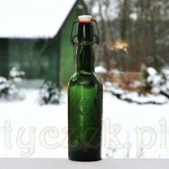 Czytelne napisy na szklanej butelce reklamujące browar Fuhrmann Bad Polzin