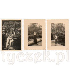 Mężczyzna huśtający się na huśtawce, elegancka dama w parku oraz kobieta z dzieckiem na parkowej alejce