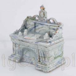 Porcelanowe figuralne puzderko w formie biurka. 