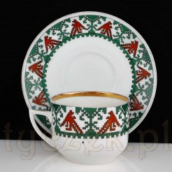 Porcelanę zdobiono piękną bordiurą nawiązującą do folkowych wzorów. 