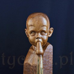 Oryginalna drewniana rzeźba przedstawiająca dziecko jedzące marchewkę