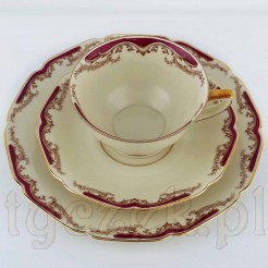 Porcelanę zdobiono w dostojnym stylu neobarokowym. 
