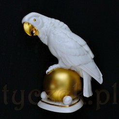 Papuga siedząca na złotej kuli - figura z procelany