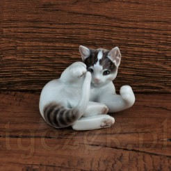 Bawiący się kot - porcelanowa figurka