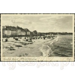 Widok kartki pocztowej przedstawiającej plaże w Sopocie.