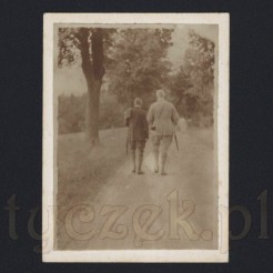 Spacer dwóch mężczyzn ujęty na dawnej fotografii z 1927 roku