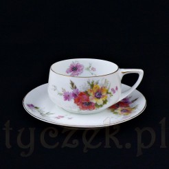 Śnieżnobiałą porcelanę zdobią piękne, pastelowe polne maki