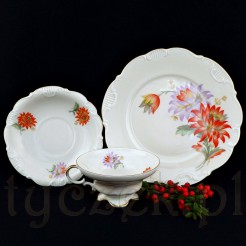 Efektowne trio śniadaniowe wykonane zostało z kremowej porcelany ze Śląska