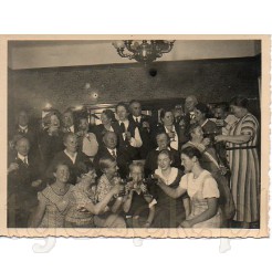Czarno białe pamiątkowe zdjęcie przedstawiające świętującą rodzinę podczas wznoszenia toastu