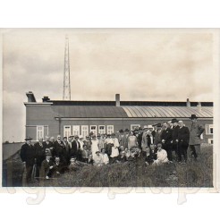 Grupa osób przy radiostacji w Langenbergu na pamiątkowej fotografii