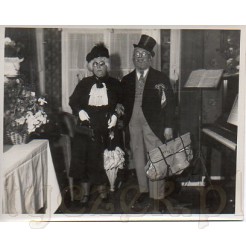 Para przebierańców wybierających się na bal na pamiątkowej fotografii