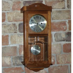 Ciepły, drewniany zegar do zawieszenia na ścianie