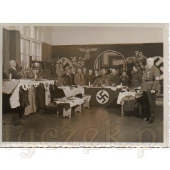 Kiermasz odzieży zorganizowany przez NSDAP- czarnobiała fotografia