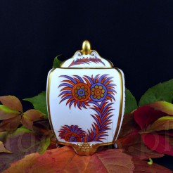Porcelanowa herbatnica jest ręcznie malowana i złocona
