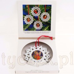 Porcelanwoa zawieszka z motywem aniołka muzykującego na trąbce