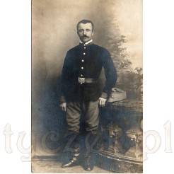 Poważny żołnierz z wąsem należący do wojsk austriackich z 1917 r.