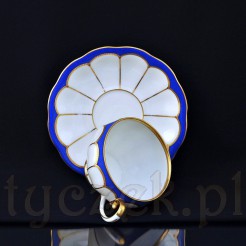 Filiżanka wraz ze spodkiem została wykonana ze śląskiej porcelany w kolorze białym